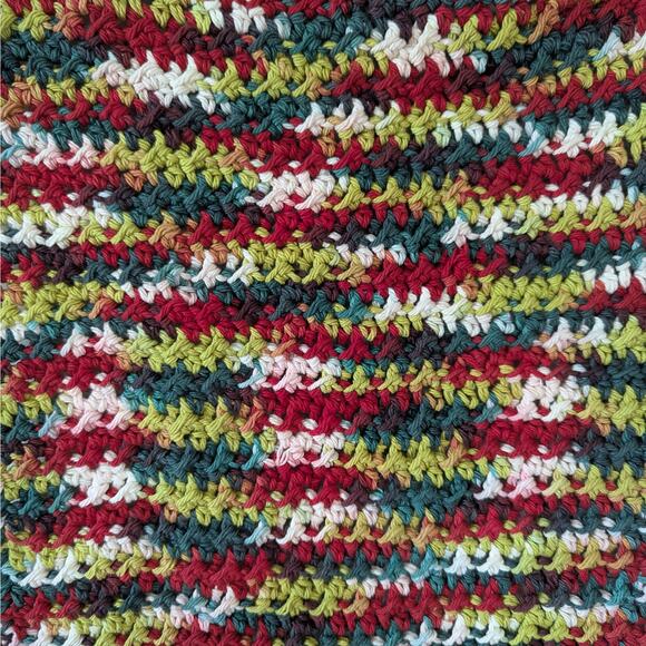 Hand Knit Scalloped Decorative Placemat Red Green White Brown 21"x15" - Picture 3 of 4